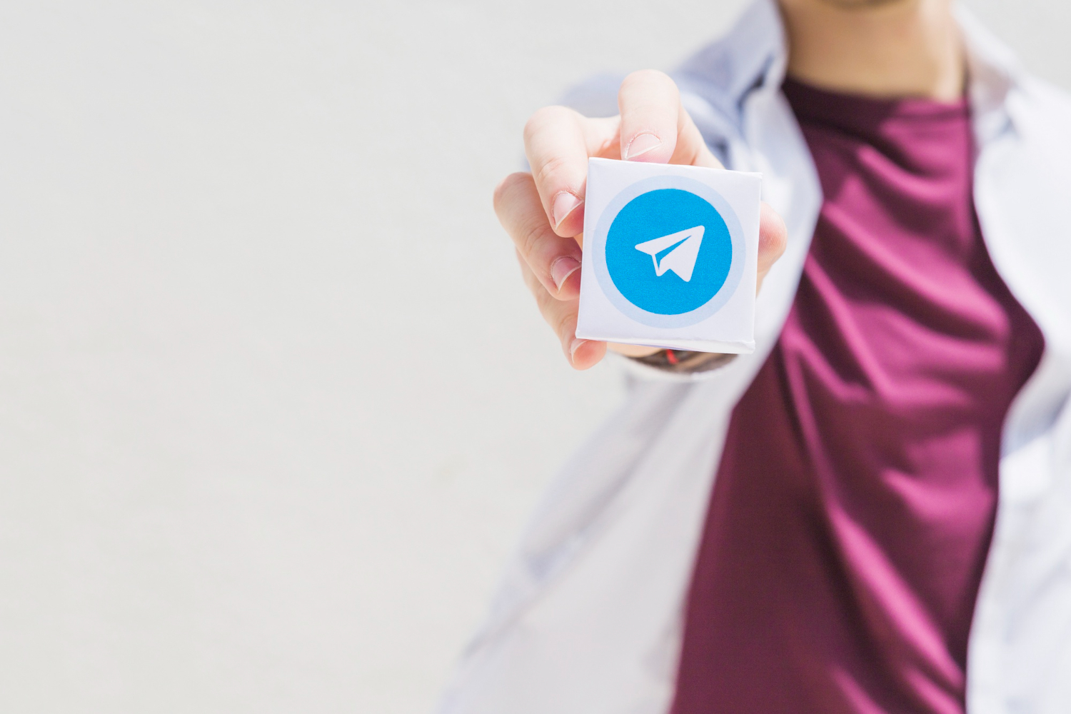 Confidentialité sereine dans Telegram : minuteurs d’effacement, blocage des transferts et masquage de la source des messages pour les conversations sensibles au quotidien