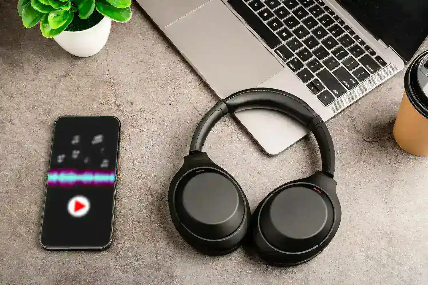 Un seul casque pour deux appareils : configurer le multipoint, les priorités et une bascule fluide entre PC et téléphone sans coupures ni perte de qualité audio